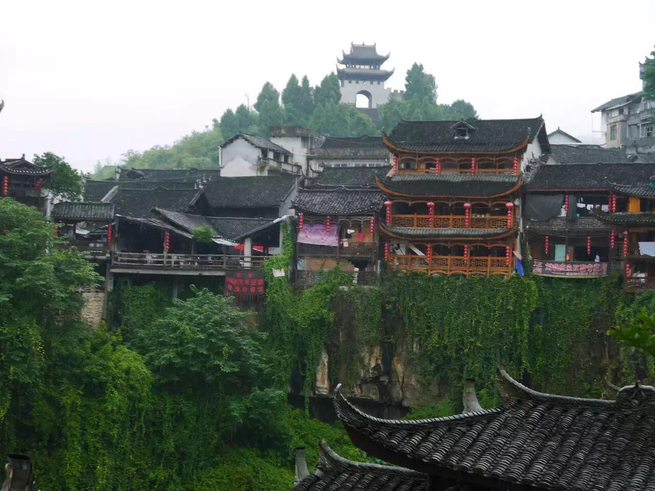 一座掛在瀑布上的古鎮(zhèn)，水靈地靈芙蓉鎮(zhèn)