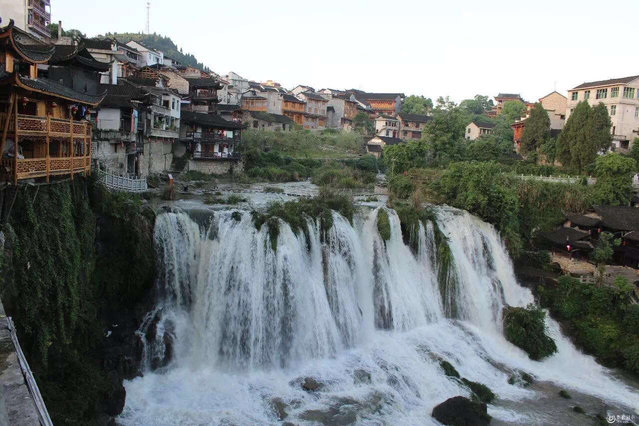 一座掛在瀑布上的古鎮(zhèn)，水靈地靈芙蓉鎮(zhèn)