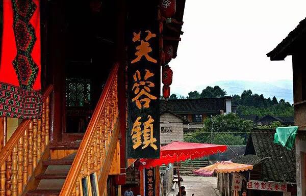 一座掛在瀑布上的古鎮(zhèn)，水靈地靈芙蓉鎮(zhèn)