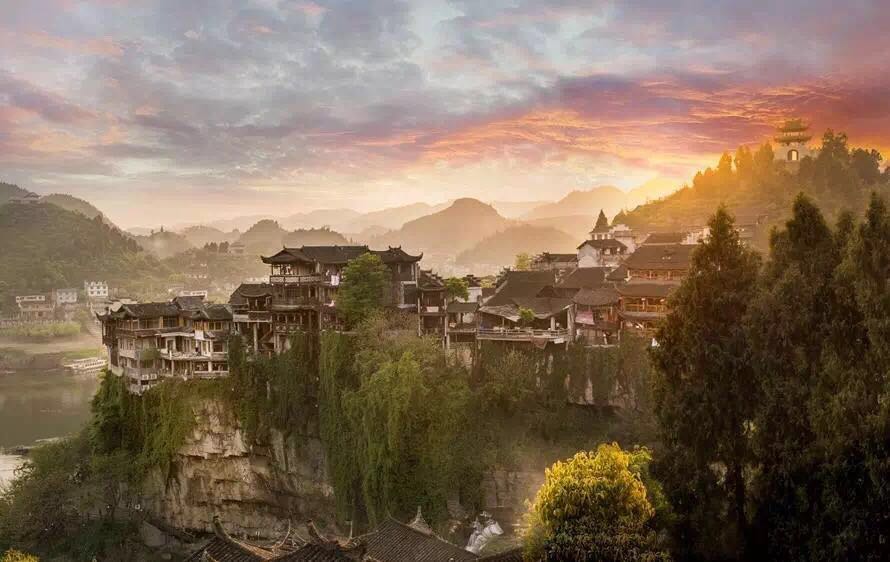一座掛在瀑布上的古鎮(zhèn)，水靈地靈芙蓉鎮(zhèn)