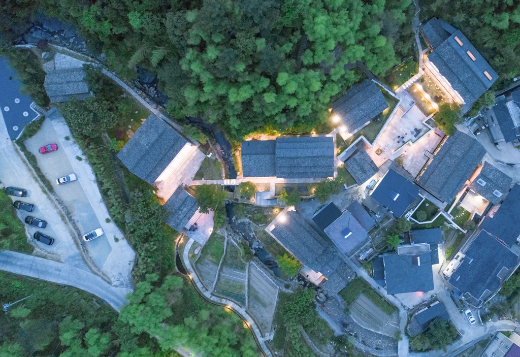 安吉·仁里息心廬，擁泉而居枕山而眠!