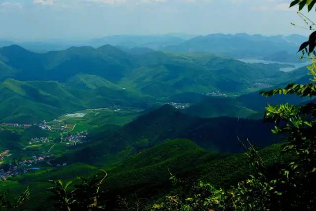 木葉夏民宿，云天收夏色木葉動(dòng)秋聲