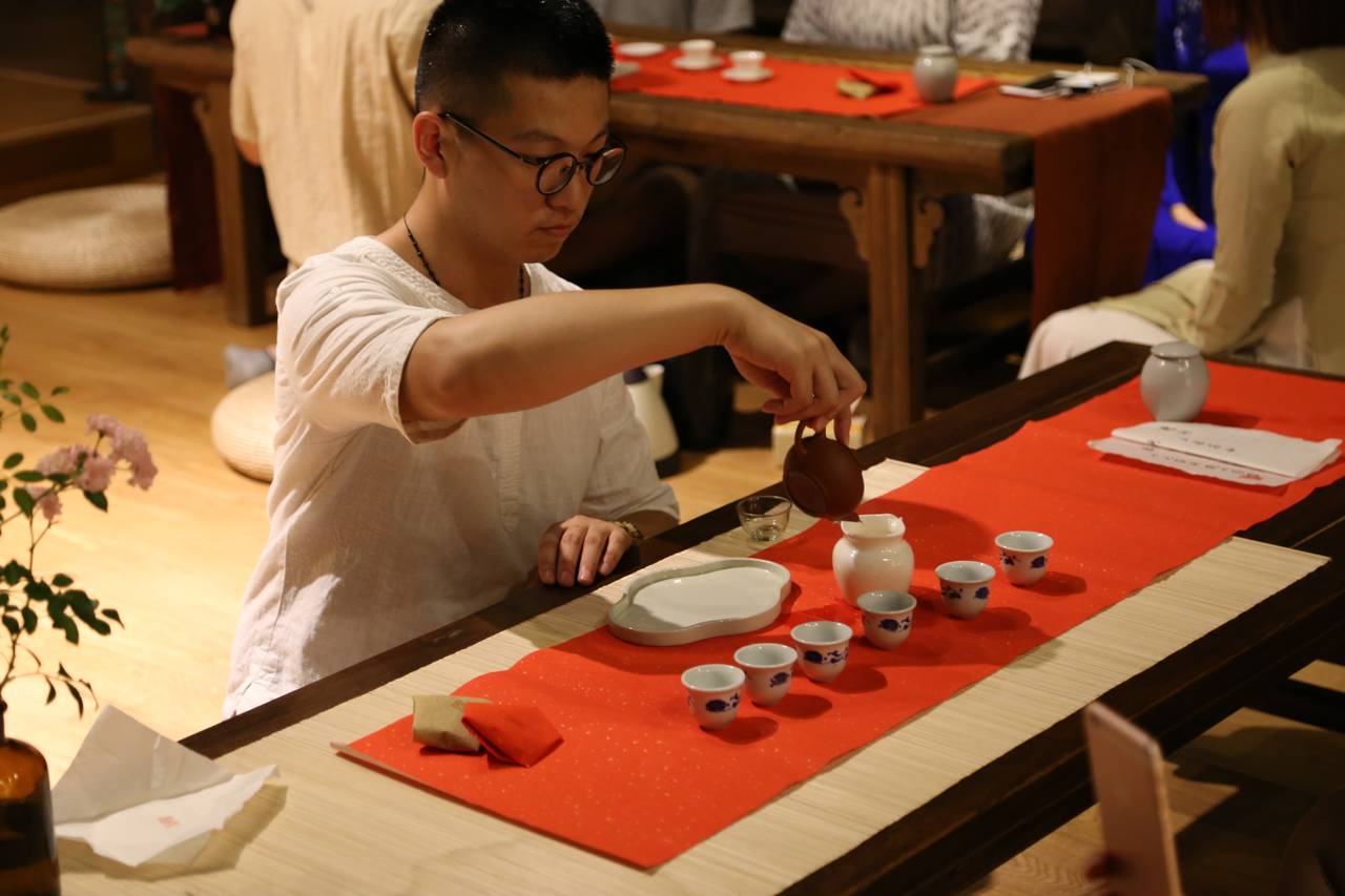 塘棲古鎮(zhèn)小茶姑娘，古鎮(zhèn)溪邊沐浴清風滌蕩心靈