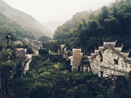 棲霞山居，溪流環(huán)繞在古村落捕魚看霞光