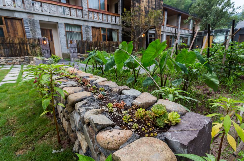 棲霞山居，溪流環(huán)繞在古村落捕魚看霞光