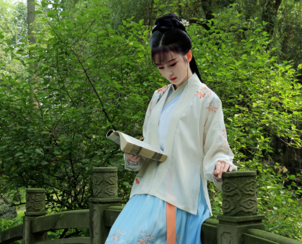 傳統(tǒng)漢服褙子褶裙，宋制繡花楓葉裙