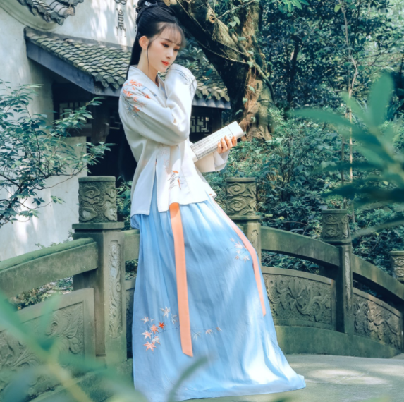 傳統(tǒng)漢服褙子褶裙，宋制繡花楓葉裙