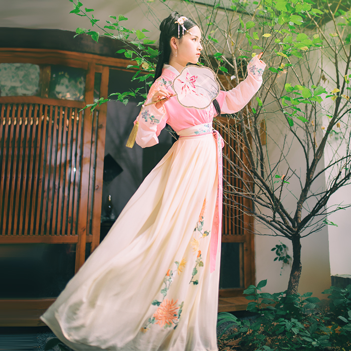 淺色交領(lǐng)半臂漢服，清風(fēng)拂面若縹緲如仙漢服