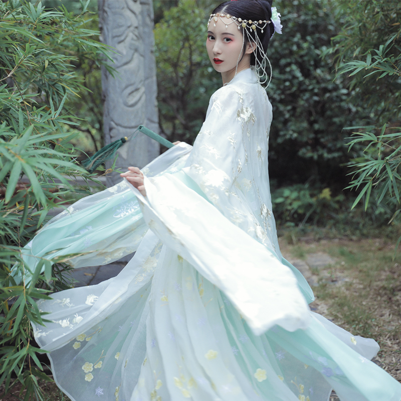 精美繡花漢服，端莊大氣漢服