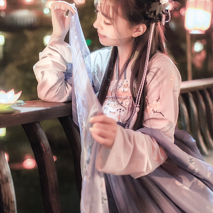 齊胸古風(fēng)繡花裙?jié)h服，清新淡雅漢服圖片