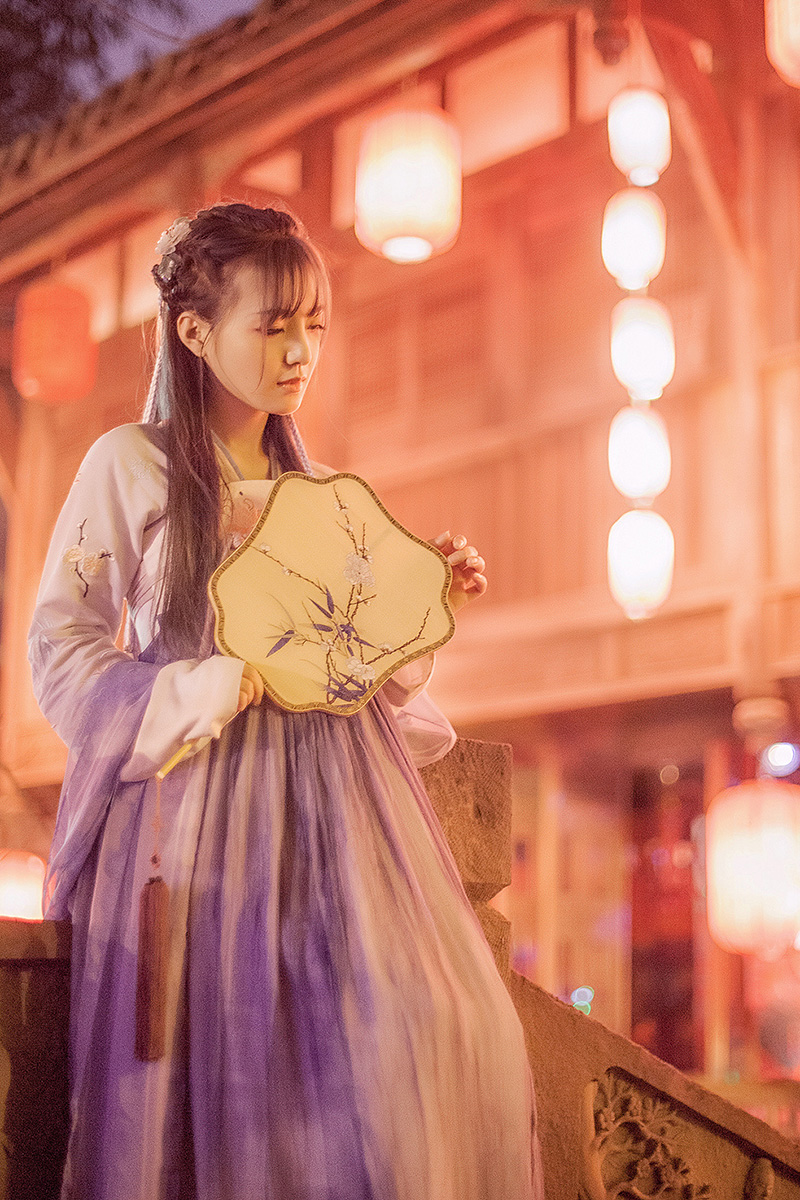 齊胸古風(fēng)繡花裙?jié)h服，清新淡雅漢服圖片