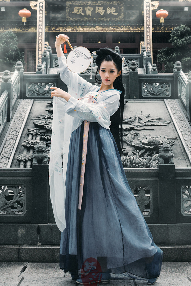 齊胸古風(fēng)繡花裙?jié)h服，清新淡雅漢服圖片