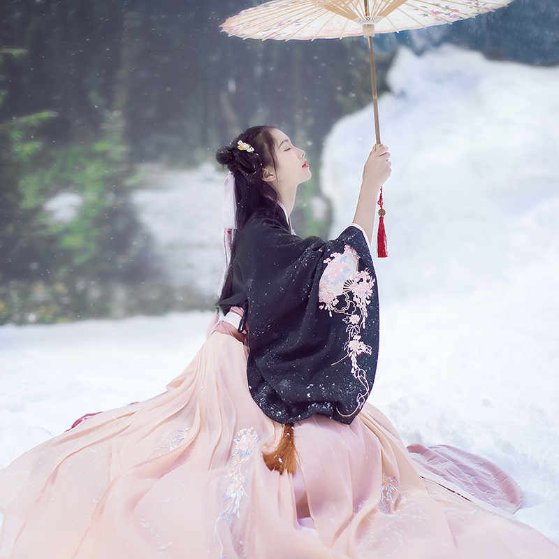 折扇刺繡大袖交領(lǐng)襦裙?jié)h服，端莊牡丹繡花漢服