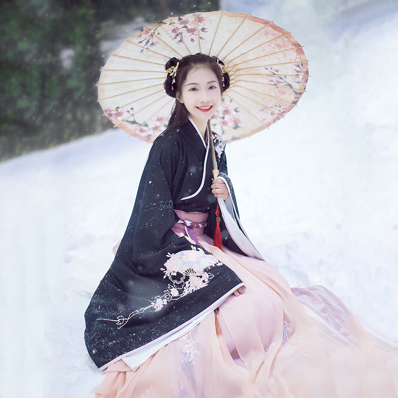 折扇刺繡大袖交領(lǐng)襦裙?jié)h服，端莊牡丹繡花漢服