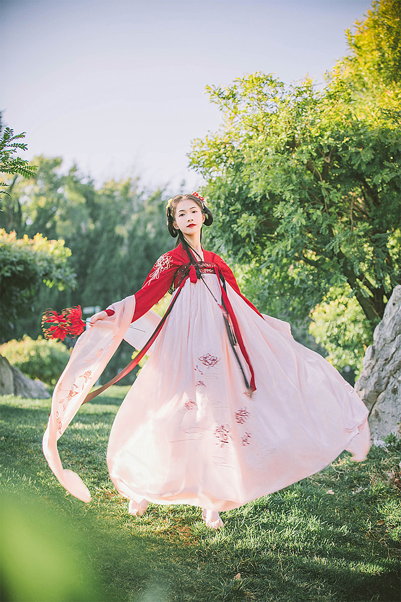 火紅彼岸花齊胸襦裙?jié)h服，日常春夏漢服圖片