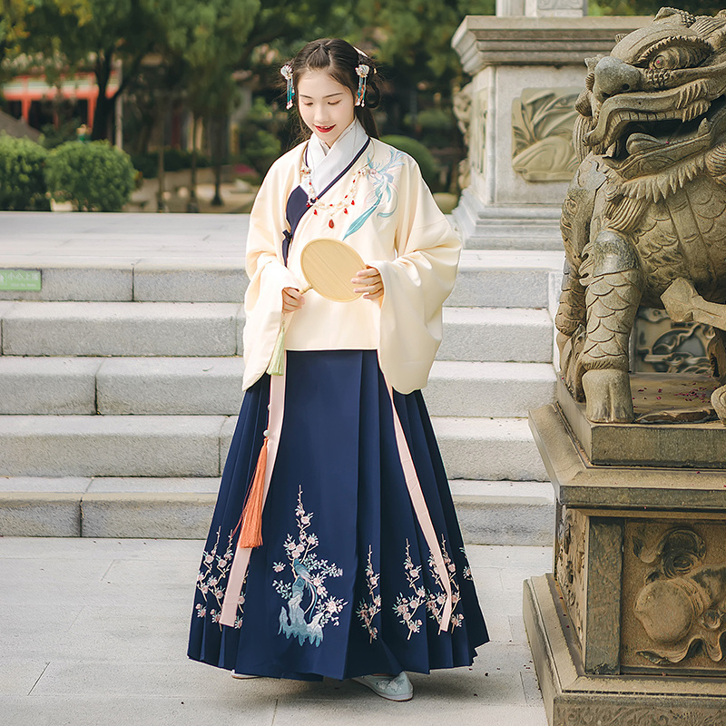 寒梅山石靈鳥繡花漢服，藏藍色傳統(tǒng)漢服