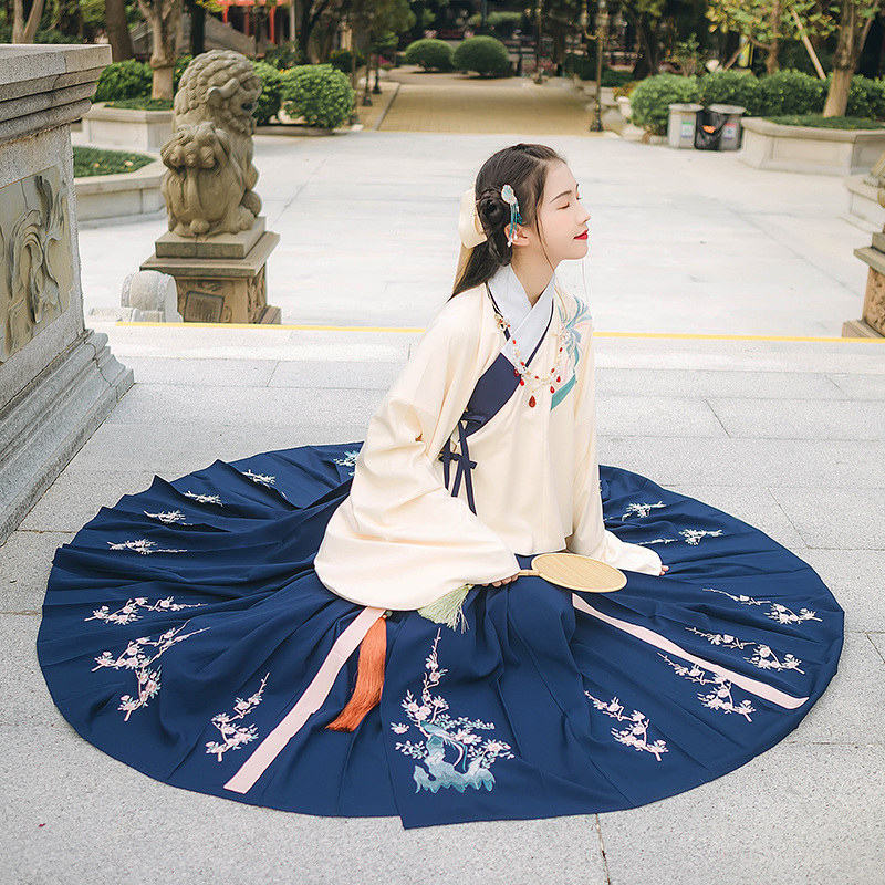 寒梅山石靈鳥繡花漢服，藏藍色傳統(tǒng)漢服