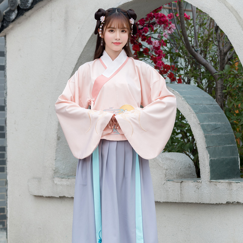 玉兔圖案傳統(tǒng)漢服，改良交領(lǐng)襖裙襦裙?jié)h服