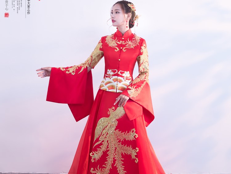 金色鳳凰刺繡新娘結(jié)婚禮服，奢華拖尾中式禮服