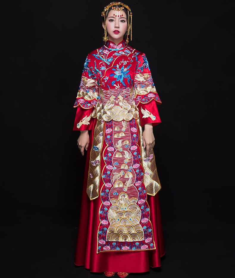 古典花紋刺繡中式禮服，新娘結(jié)婚禮服
