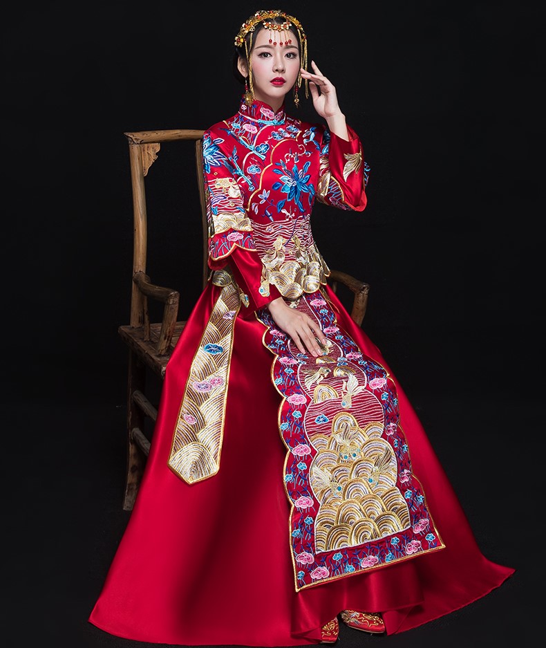 古典花紋刺繡中式禮服，新娘結(jié)婚禮服