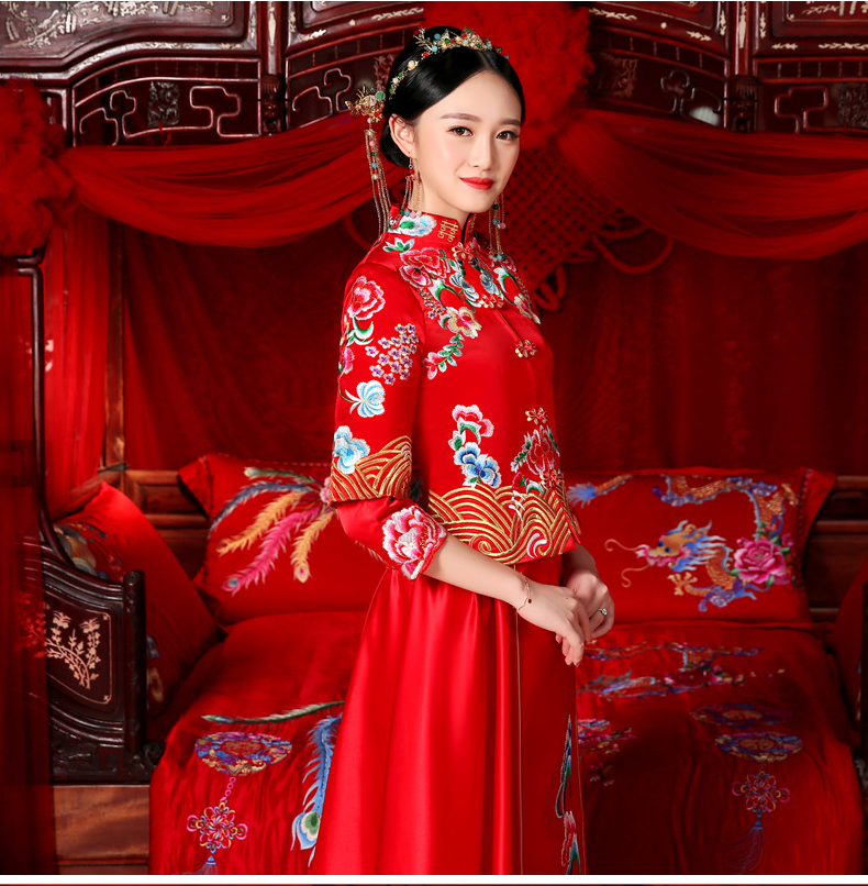 花團(tuán)錦簇中式禮服，新娘結(jié)婚禮服