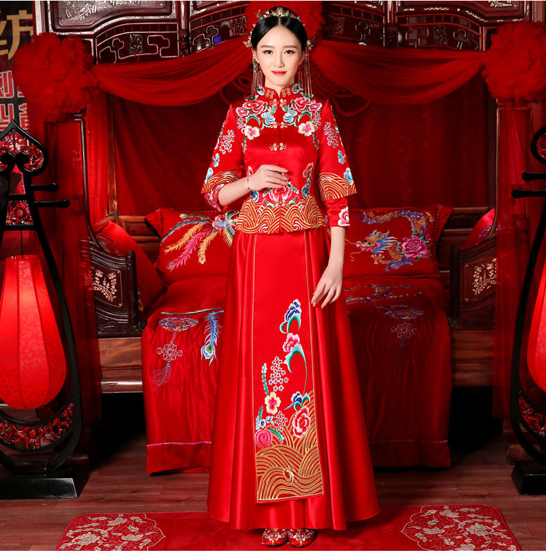 花團(tuán)錦簇中式禮服，新娘結(jié)婚禮服