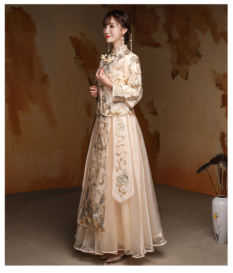 淡黃色中國(guó)風(fēng)中式禮服，新娘結(jié)婚禮服