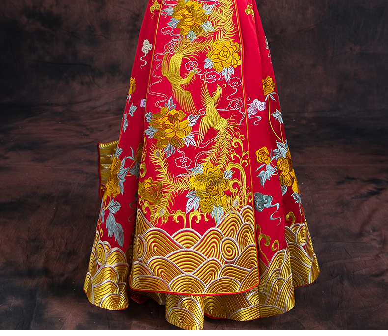 紅色長款拖尾中式禮服，精美刺繡新娘結婚禮服