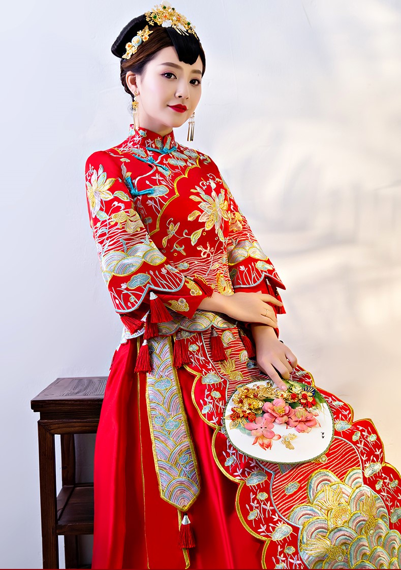 端莊斜襟新娘禮服，精美刺繡中式禮服