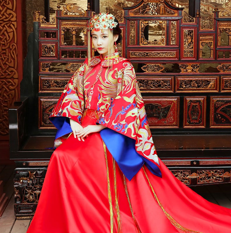 古典高貴刺繡新娘禮服，拖尾結(jié)婚中式禮服