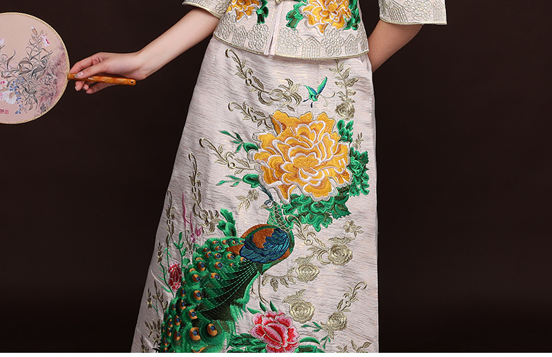 中國(guó)風(fēng)孔雀牡丹秀禾服，米白色新娘中式禮服