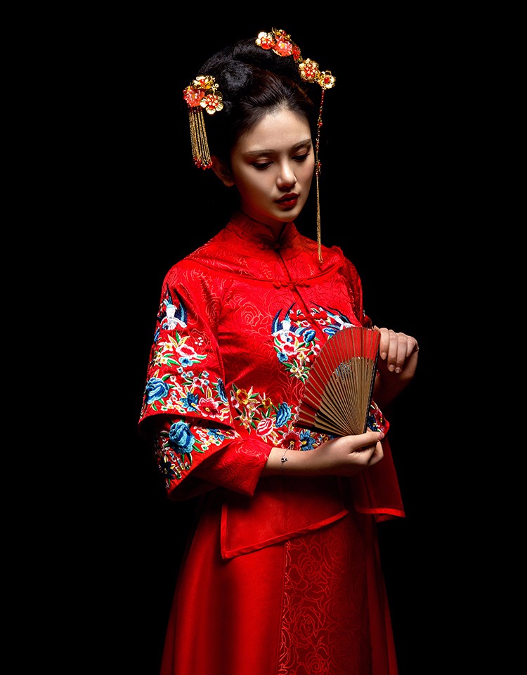 中國(guó)古典元素刺繡新娘禮服，敬酒服長(zhǎng)袖春裝