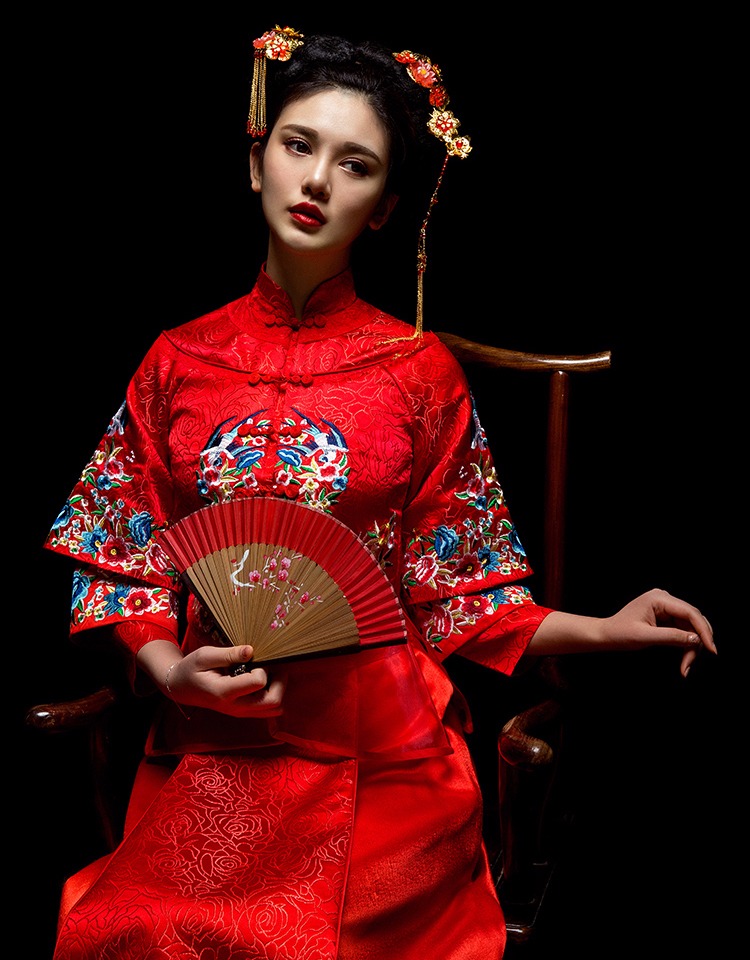 中國(guó)古典元素刺繡新娘禮服，敬酒服長(zhǎng)袖春裝