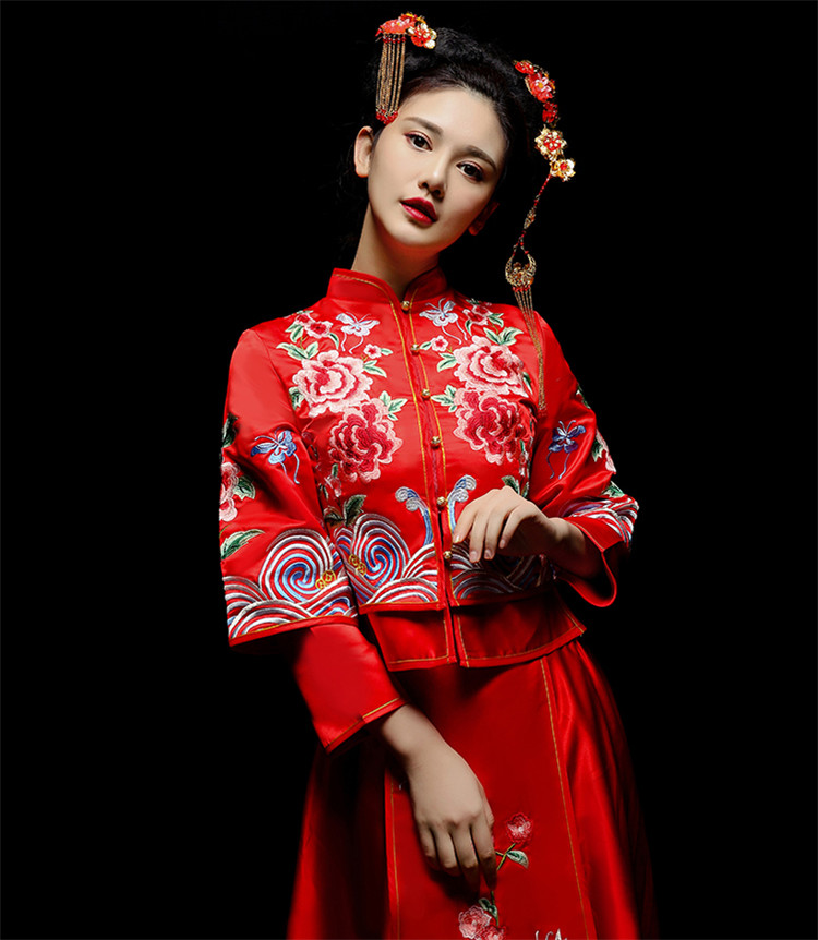 中式新娘禮服嫁衣，龍鳳褂富貴牡丹