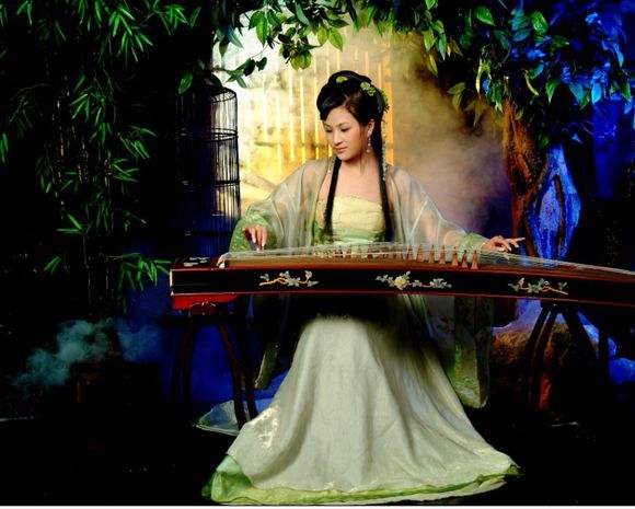 古色古香的古箏美女，靜靜傾聽(tīng)古箏樂(lè)器語(yǔ)