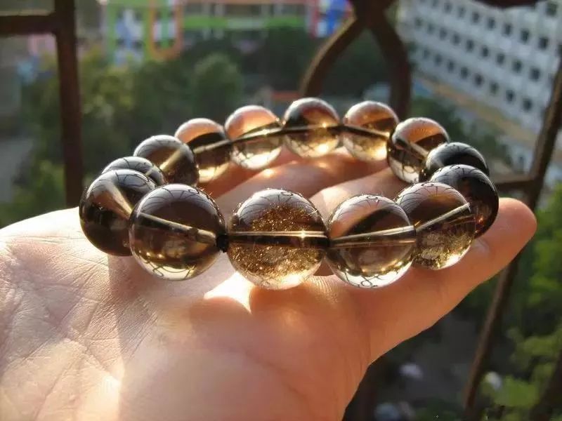 手串怎么戴？左戴玉右戴銀養(yǎng)生更養(yǎng)人！