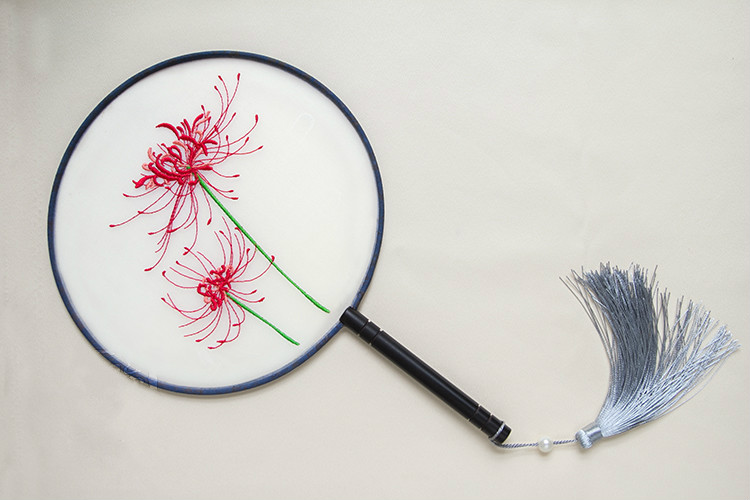 嬌艷彼岸花刺繡古風(fēng)團(tuán)扇，復(fù)古繡花工藝扇子