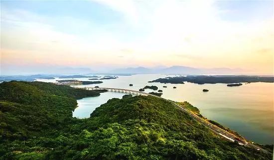 十條最適合自駕出游的中國風(fēng)景公路，一路美景
