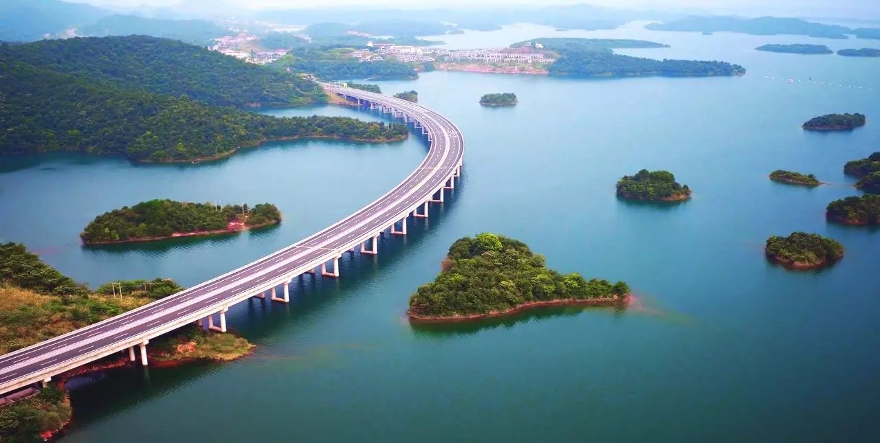 十條最適合自駕出游的中國風(fēng)景公路，一路美景