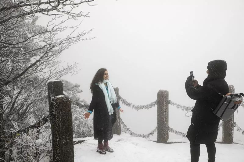 雪后黃山風景宛如人間仙境，舞一曲雪中霓裳羽