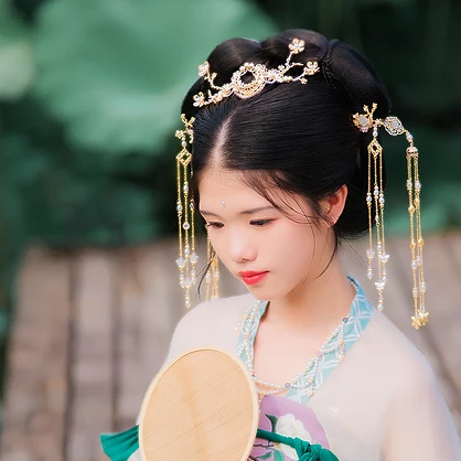荷香滿溢女生頭像，持扇古風(fēng)頭像