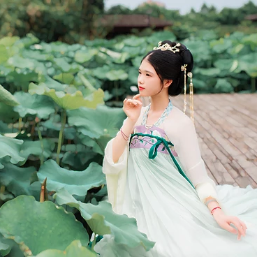 荷香滿溢女生頭像，持扇古風(fēng)頭像