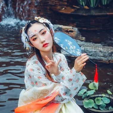 夢(mèng)如煙持團(tuán)扇女生頭像，唯美古風(fēng)真人頭像