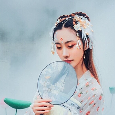 夢(mèng)如煙持團(tuán)扇女生頭像，唯美古風(fēng)真人頭像
