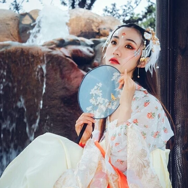夢(mèng)如煙持團(tuán)扇女生頭像，唯美古風(fēng)真人頭像