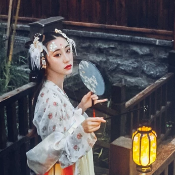 夢(mèng)如煙持團(tuán)扇女生頭像，唯美古風(fēng)真人頭像