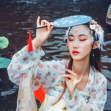 夢(mèng)如煙持團(tuán)扇女生頭像，唯美古風(fēng)真人頭像