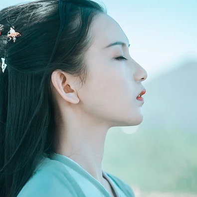 清風(fēng)徐來帶斗笠折扇女生頭像，唯美古風(fēng)頭像