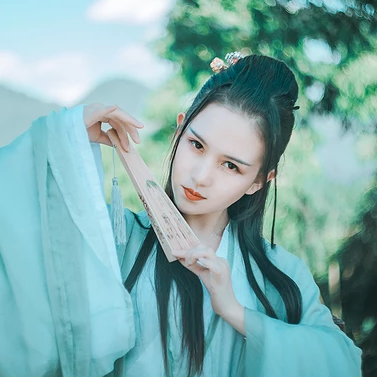清風(fēng)徐來帶斗笠折扇女生頭像，唯美古風(fēng)頭像